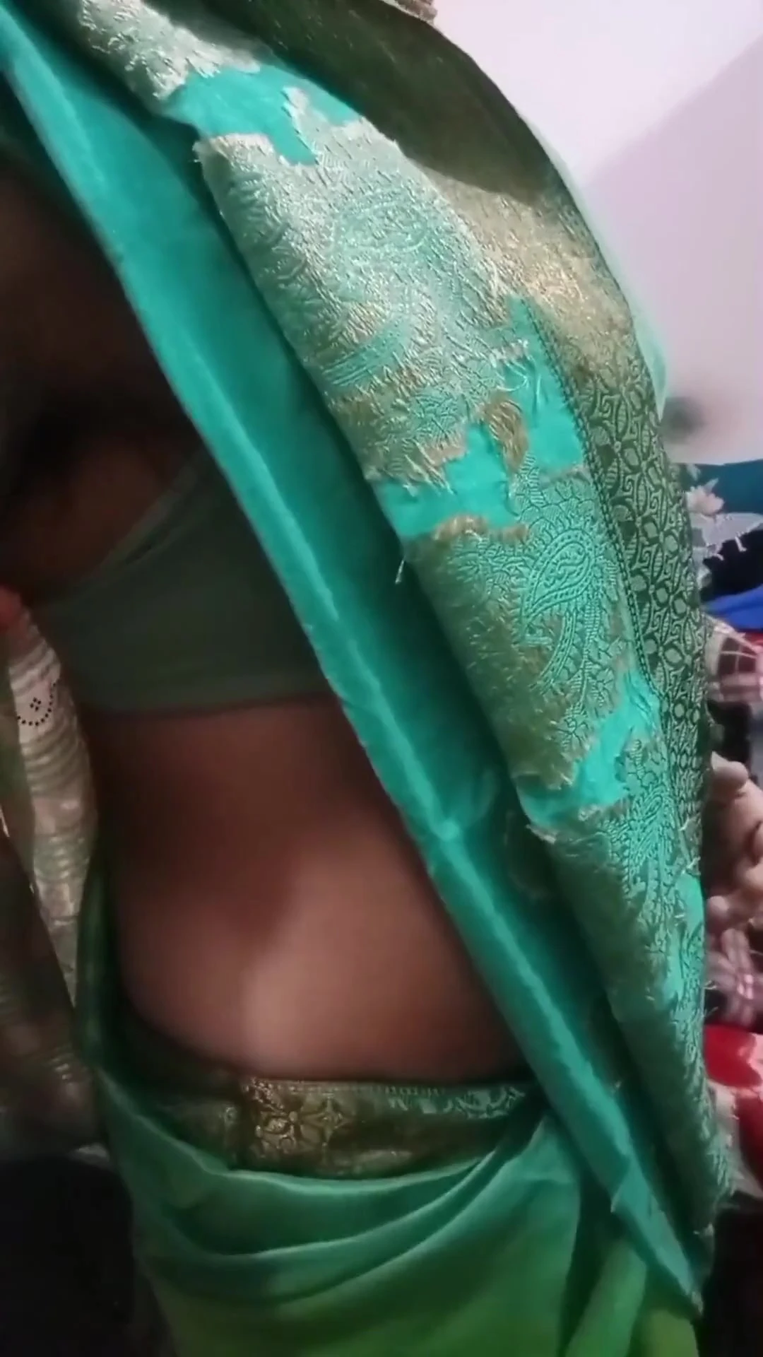 Hintli travesti alt Gaurisissy büyük göğüsleriyle mavi sari içinde bastırıyor ve oynuyor gerçek ev yapımı seks