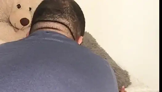 Ich massiere meine Freundin und dann bittet sie mich, sie mit einem Dildo zu ficken