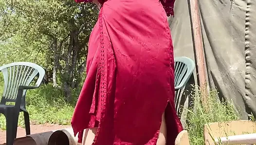 Memek kencing di memek untuk merawat pohon sampah