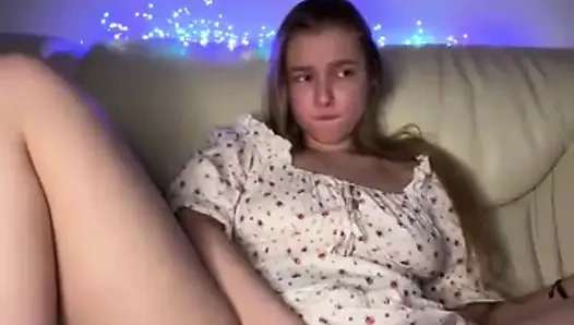 Jucielussie lagi asik fingering memek sempitnya pakai gaun seksi