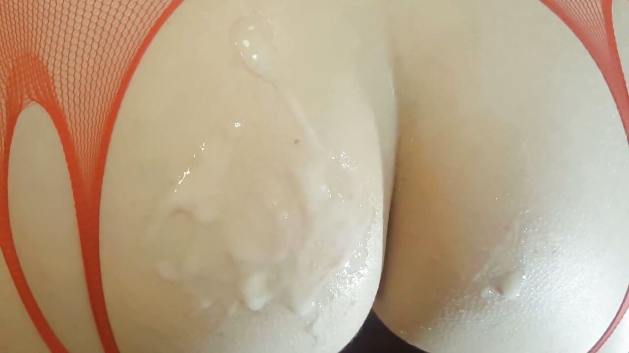 그리고 루마니아 알렉산드라의 엉덩이를 놓아줬어