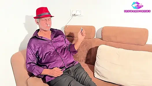 Горничная также имела сексуальные отношения с владельцем и, наконец, убежала после грабения его.