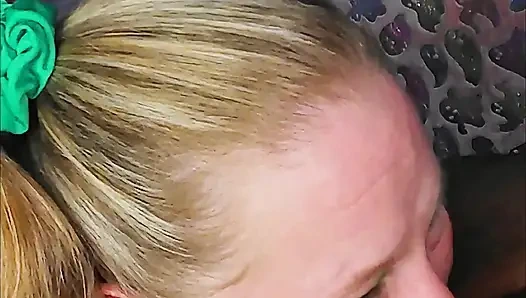 Gırtlağına kadar sakso çekiyor - 82 yarak emiyor susamış evli kadın derin sakso gırtlağına kadar alıyor