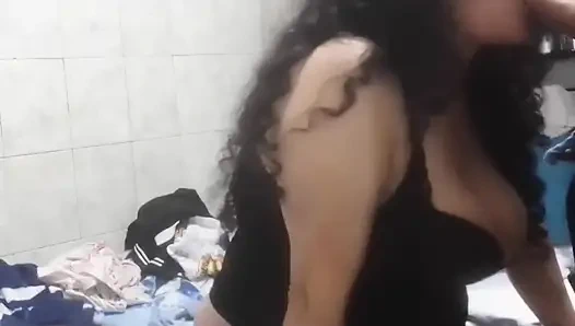 Ibu temanku ngeliat video bokepku dan aku nggak bisa menahan diri untuk nyepong kontolku dan aku ngentot memeknya habis-habisan!! Aku membuatnya sangat puas