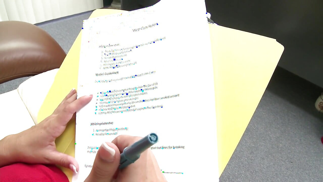 O gagică drăguță se dezbracă și este futută