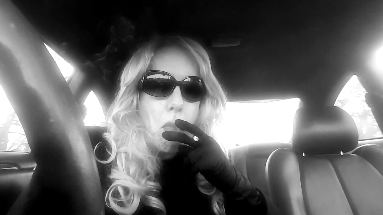 BLONDE MATURE MRS. ROMAN CAR SMOKING MORE 120 MENTHOLS