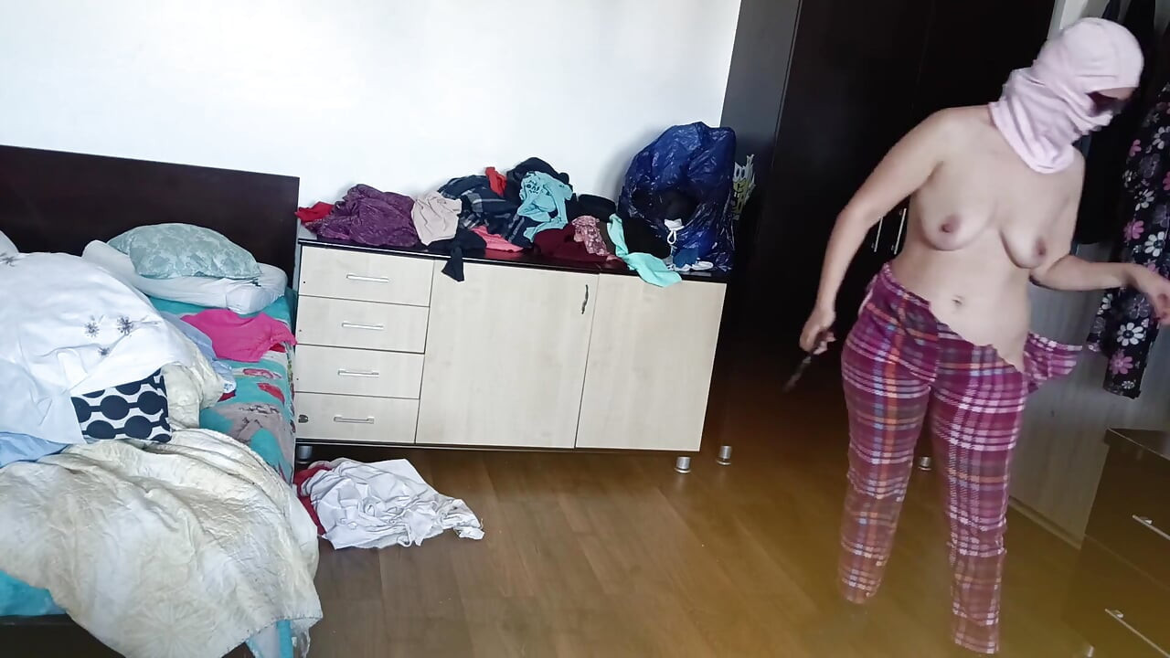 Amatorskie Żona Ma Zabawę Przymierzając Ubrania I Wycinając Je.