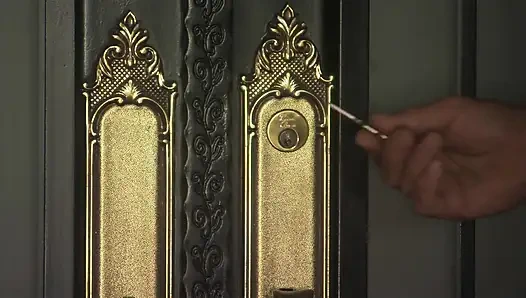 Pacar berambut panjang ngentot istrinya di rumahnya sendiri