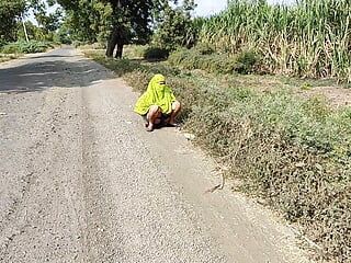 Komal estava fazendo xixi abertamente na estrada, um homem a arrastou e a fodeu com força