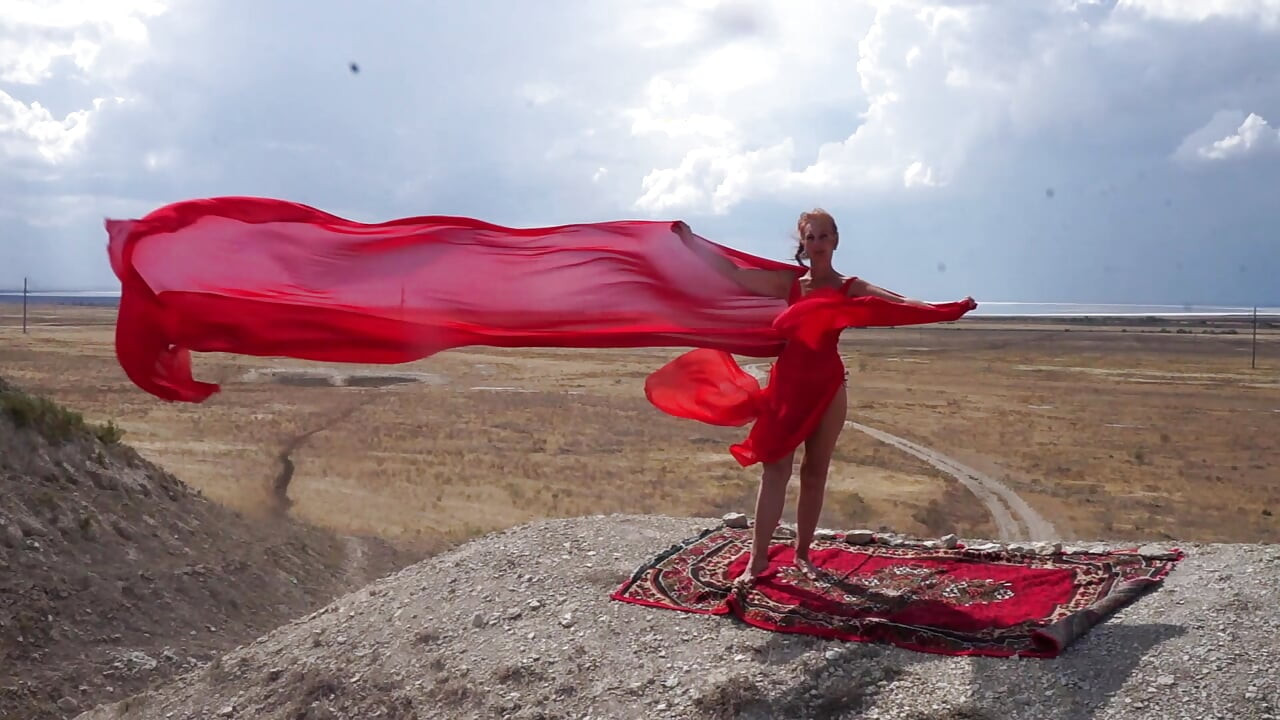 On Top of Hill dengan Bendera Merah