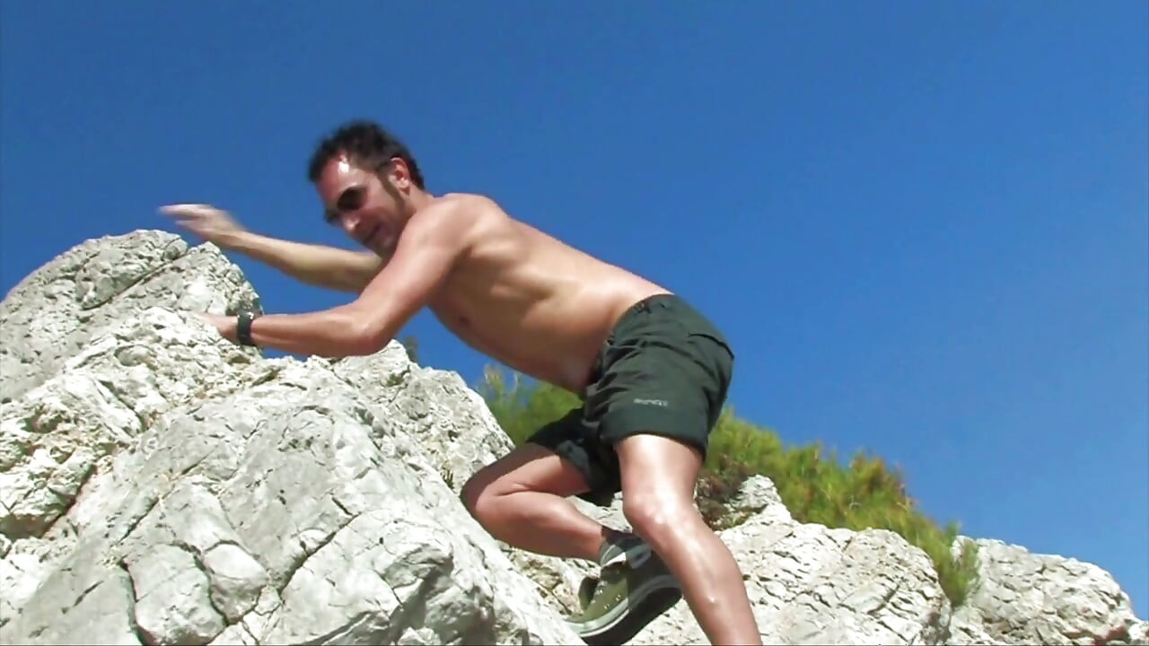 Une jolie rousse se fait baiser sur la plage