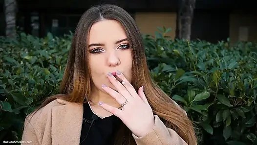 Rus kız öğle tatilini sigara içerek geçiriyor