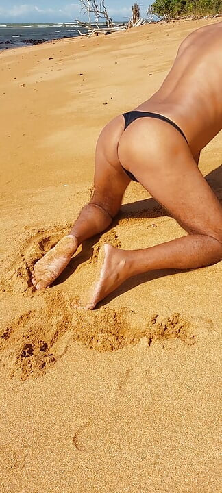 Ladysilva na plaži u gaćicama pokazuje svoje zgodno dupe