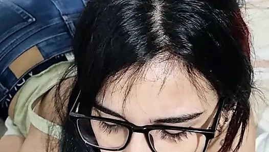 Sürtük büyük bir yarak emmeyi ve tüm ağzını sütle doldurmanın tadını çıkarıyor