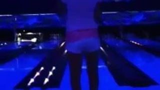 Transgirl barbie bowling ubriaca con i tacchi alti sexy