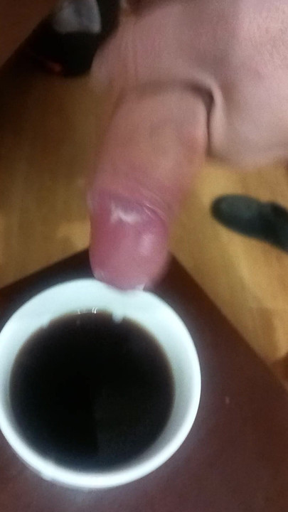 私は朝、上の階の隣人のためにコーヒーを淹れています