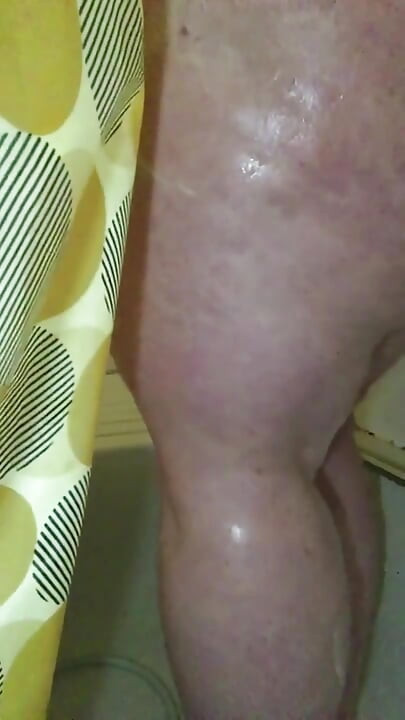 Товстушка смокче мій 12-дюймовий ділдо в душі, трахаючи мою мильну пизду