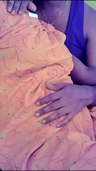 Morate vidjeti trenutak iz "Indijske seoske kućanice pokazuju velike sise i crne bradavice"