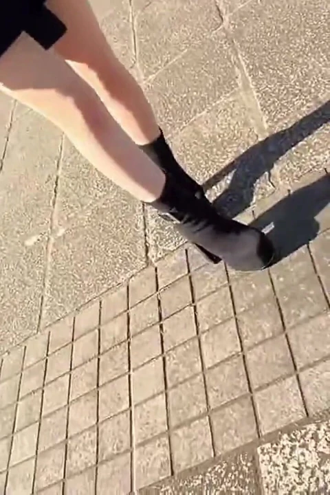 她敏感的苗条身体在里面用振动器秘密保持高潮, 然后被中出