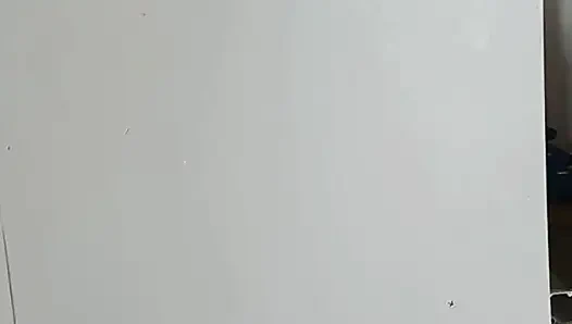 Bibi saya menunjukkan gaun baru untuk dikenakan ke partai liberal