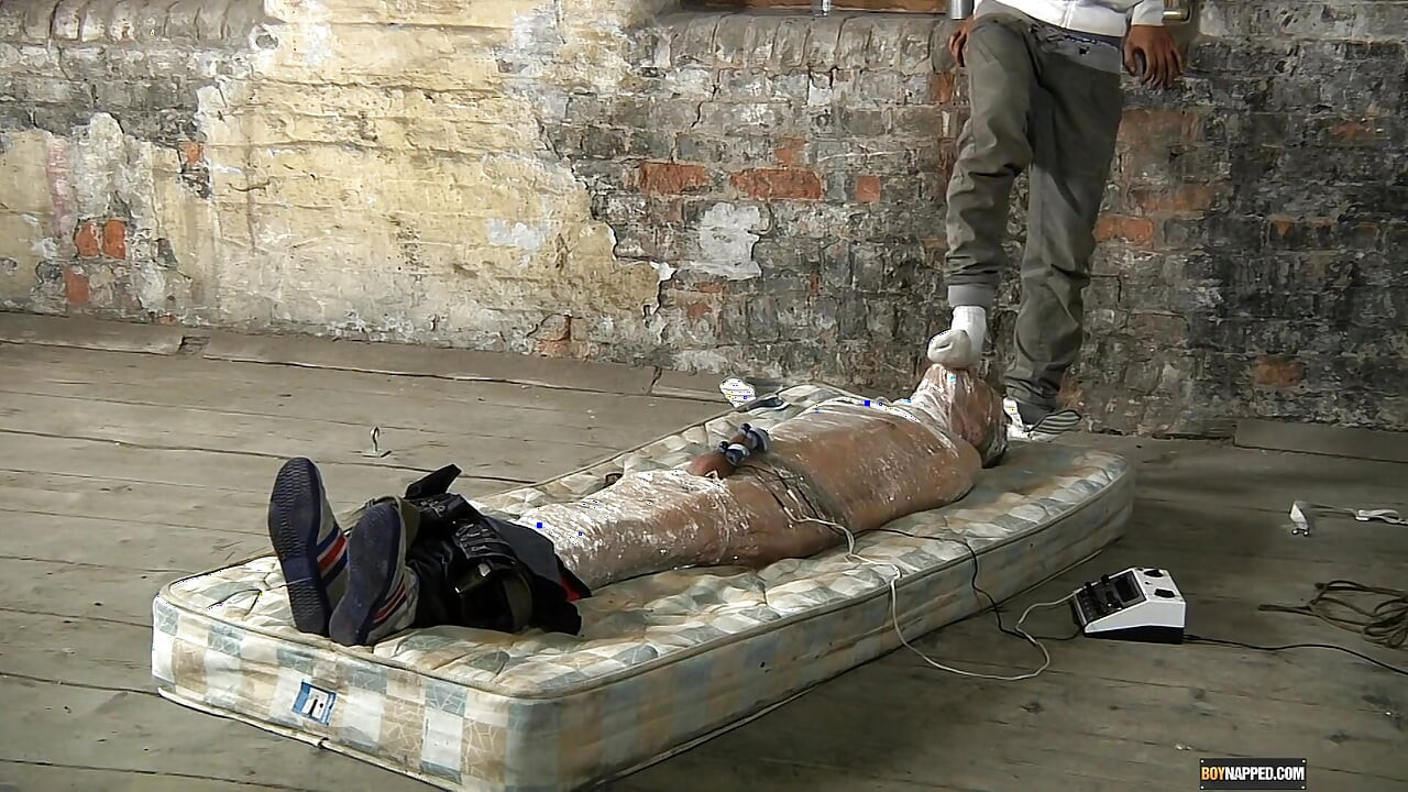 Leo Kenzie tarafından mumyalanıyor