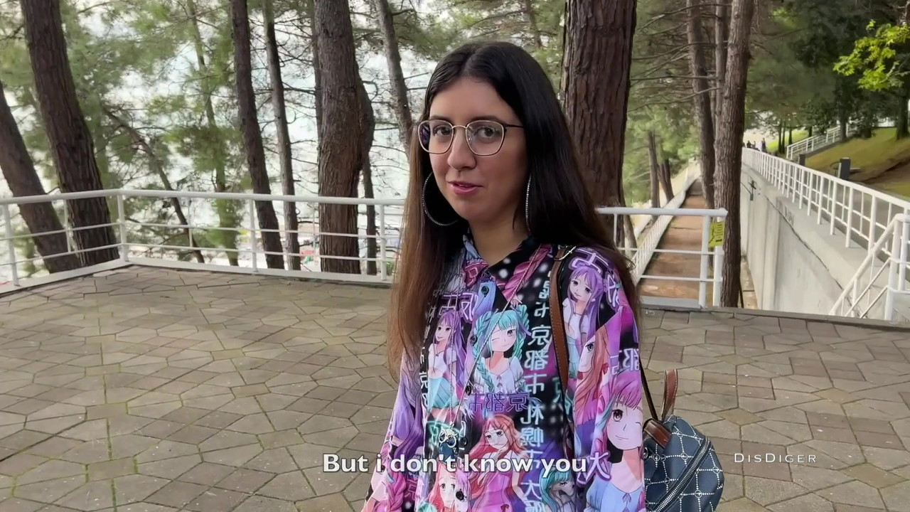 在街上捡到一个美眉，操了她，还戴上了她的眼镜