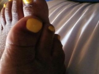 Желтые чернокожие пальцы ног