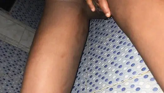 Cewek seksi kulit hitam lagi asik menggoda memek beceknya di kamar mandi!