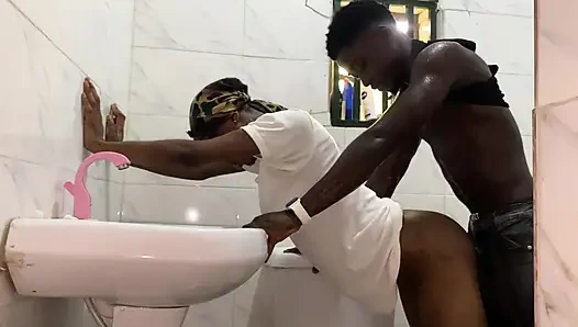 Musa hizmetçiyi banyoda sert sikiyor