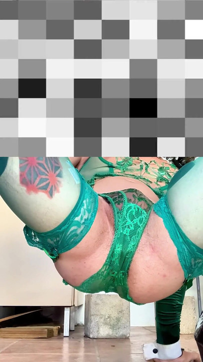 Симпатичный фембой очень сексуальный в чулках нижнем белье показывает его трусики на улице