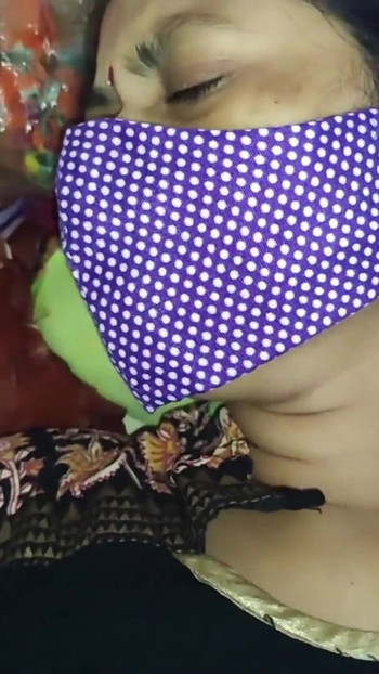 Desi Puja didi nevlastní sestra v mé ložnici, nahá její sukně, masturbuje pomocí sání bradavek a výstřik do pusy | Klipy 1