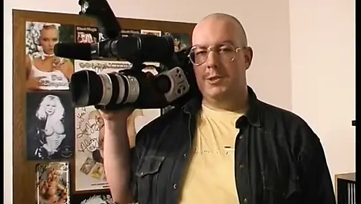 Brünette brünette schlampe in dessous und strümpfen wird muschi bezeugt und gefistet