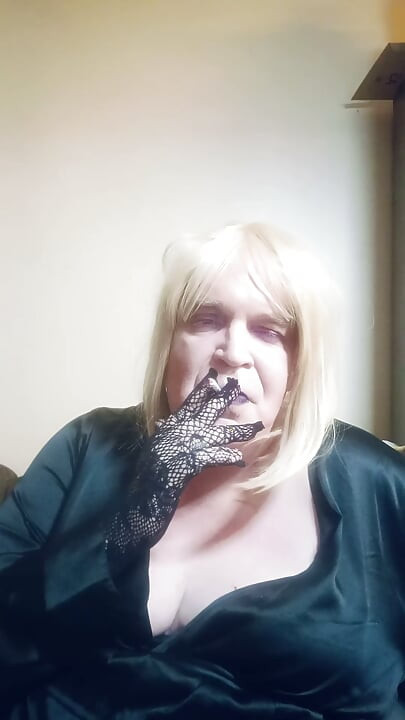 BBW TV fumando un cigarrillo superslim y probándose guantes