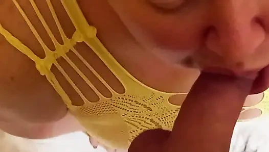 Yarak emiyor ve beni orgazma ulaştırıyor yakın çekim