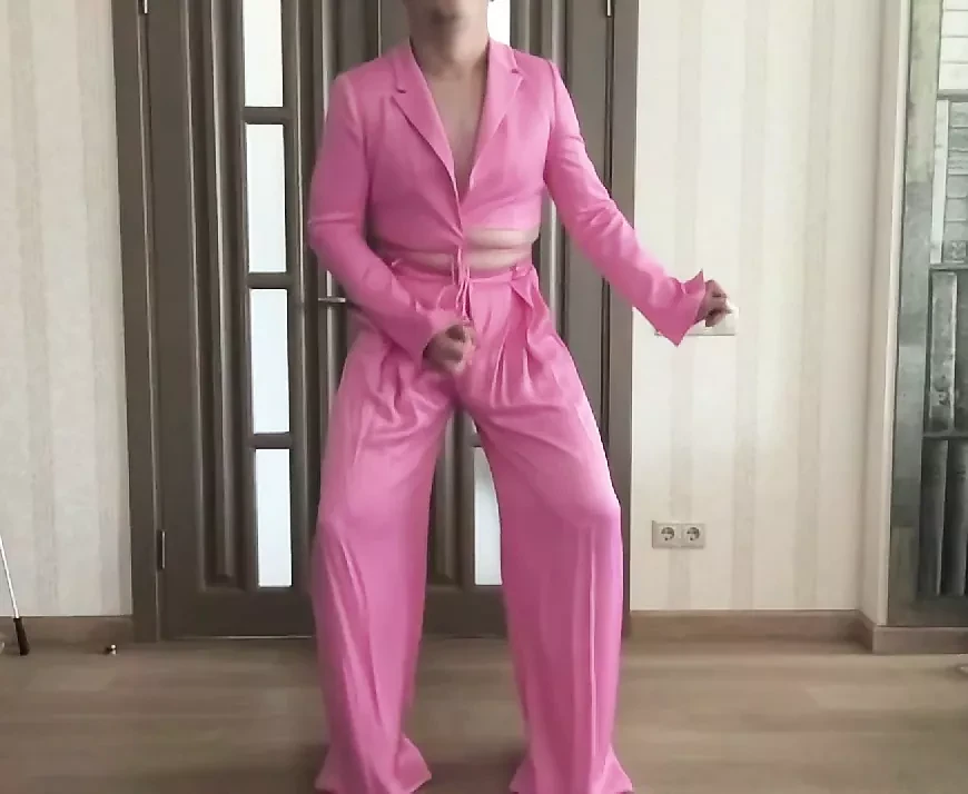 Trampa de cornudo mariquita en pantalones palazzo de pierna ancha de satén, chaqueta de seda de satén y tacones altos bailando, masturbándose