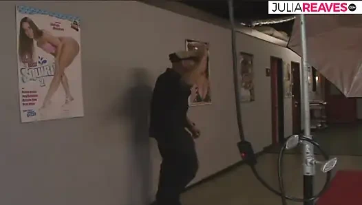 Крошка с большими сиськами ест сперму после жесткого траха хуища