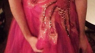 Une jolie robe de bal rose se fait éjaculer dedans