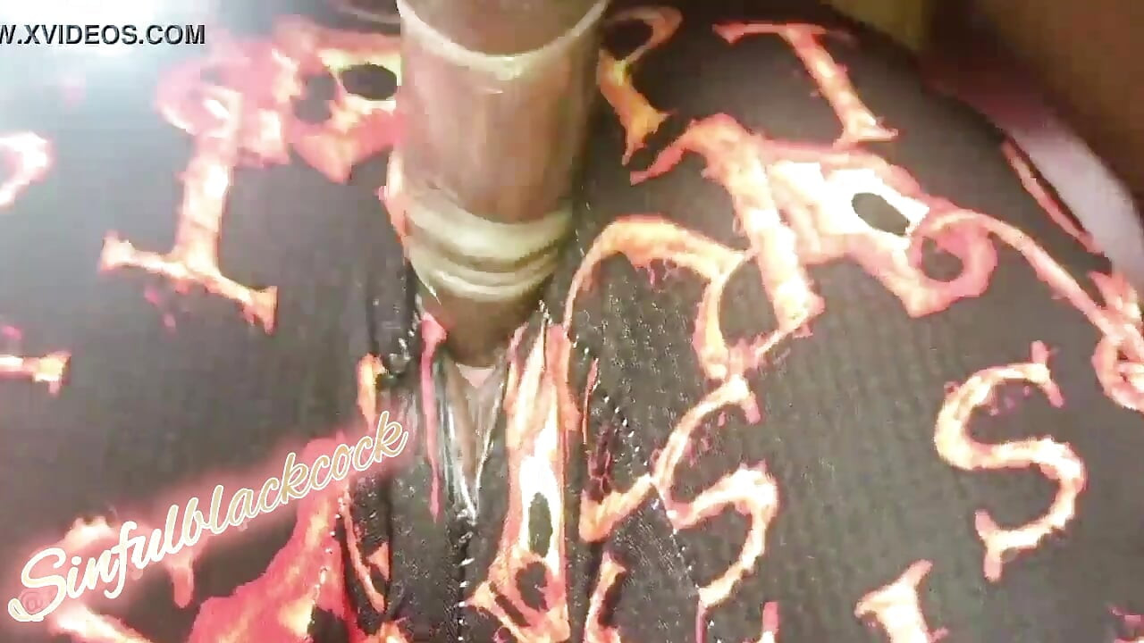 Szafa utknęła z hebanową suką