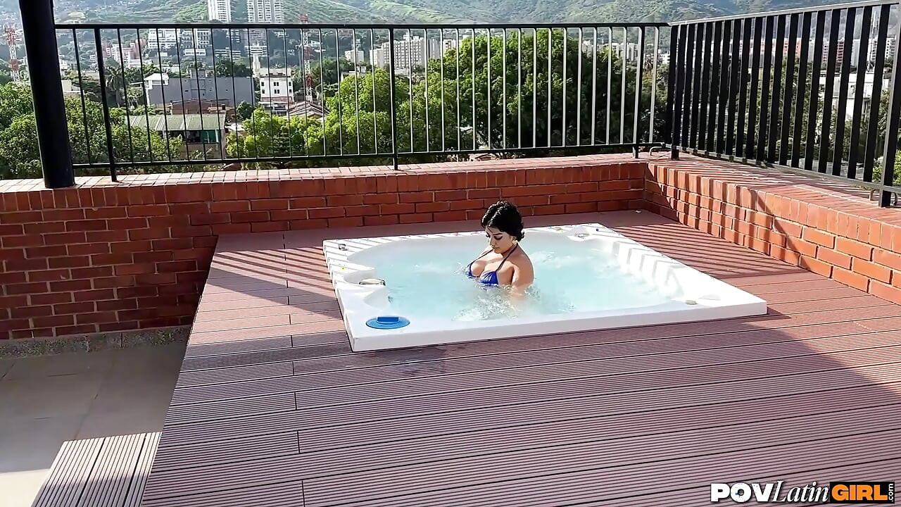 コロンビアの小柄な義理の妹がジャグジーからベッドへ、そしてチンポをしゃぶるナティ・デルガド - POVLatinGirl