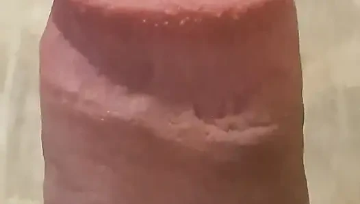 Yarağımı gösteriyorum ve emmeye hazır