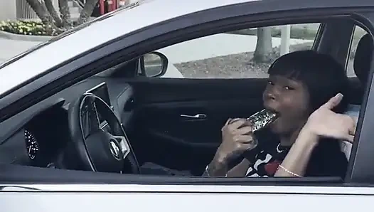 Сосет дилдо и трахает анальный сквирт