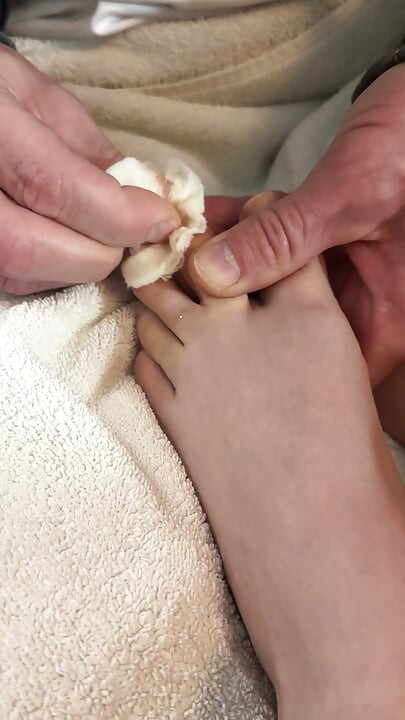 styvpappa tar bort sin sötnos nagellack