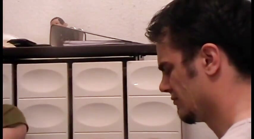Esclava Richie sirve como spittoon