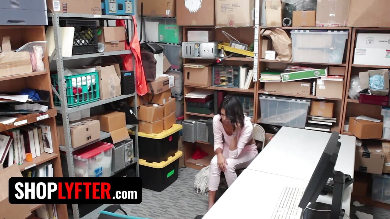 Shoplyfter - Hot Ebony Vixen Kat Arina Gaggs on Officer's Dick to Avoid Troubles with the Law