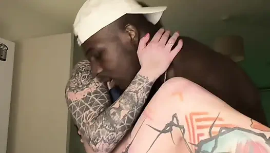 Canavar büyük zenci yarağı ile gece geç saatlerde sikiş