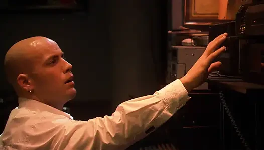 Bib göğüslü kızıl saçlı açık havada sert sikişiyor