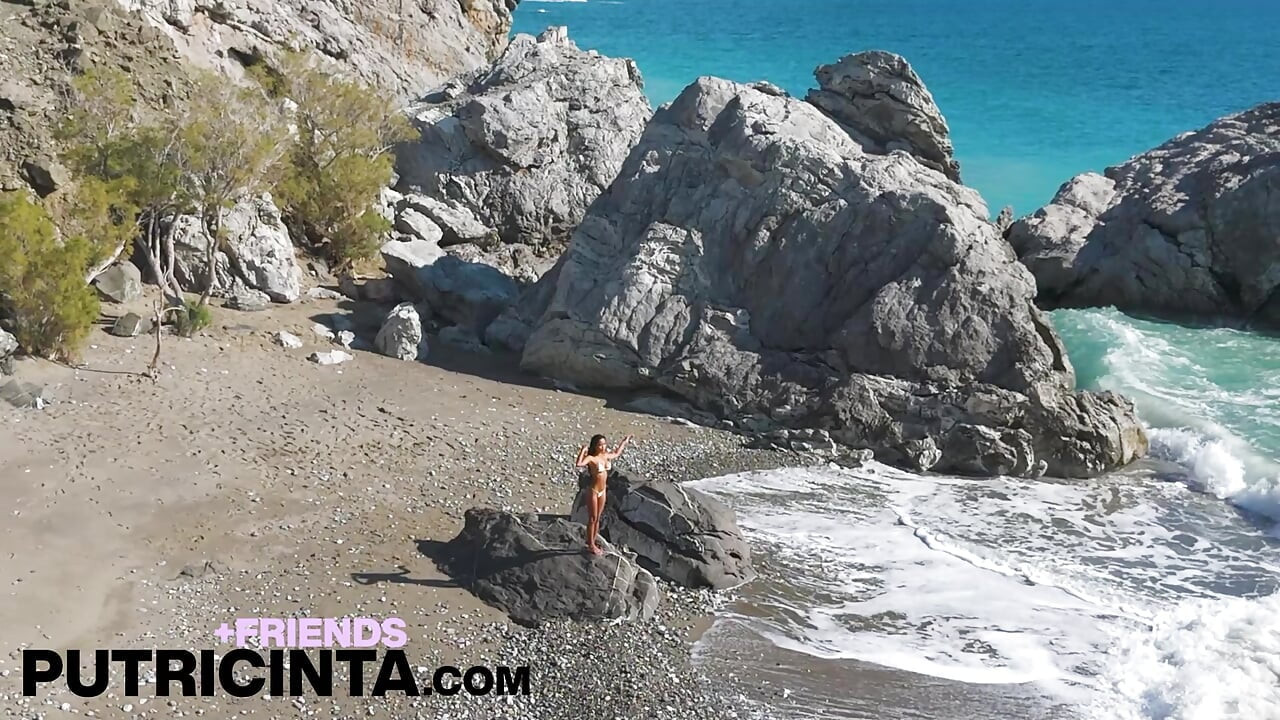 Η Putri Cinta μόνη στην ακτή της παραλίας ανοίγει τα μουνιά της χείλη