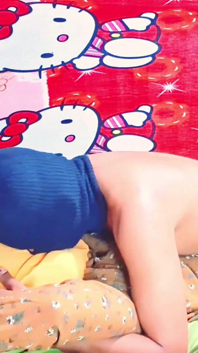 21 yaşında bir hicablı genç kızla seks yapıyor ve anal seks öğreniyor, kıçına çığlık atıyor | Klip 3