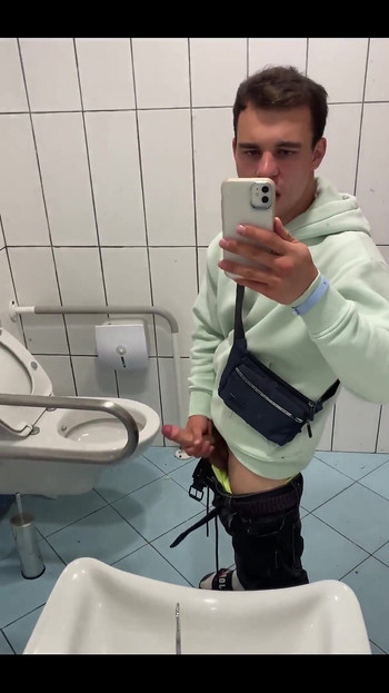 I Can't Miss the Opportunity to Masturbate in Toilet