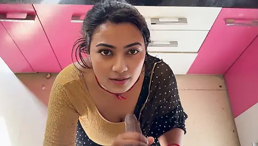 Üvey kız kardeşimin erkek arkadaşıyla su parkına gitmek için yardımıma ihtiyacı var, karşılığında kız kardeşim benim için her şeyi yapacak